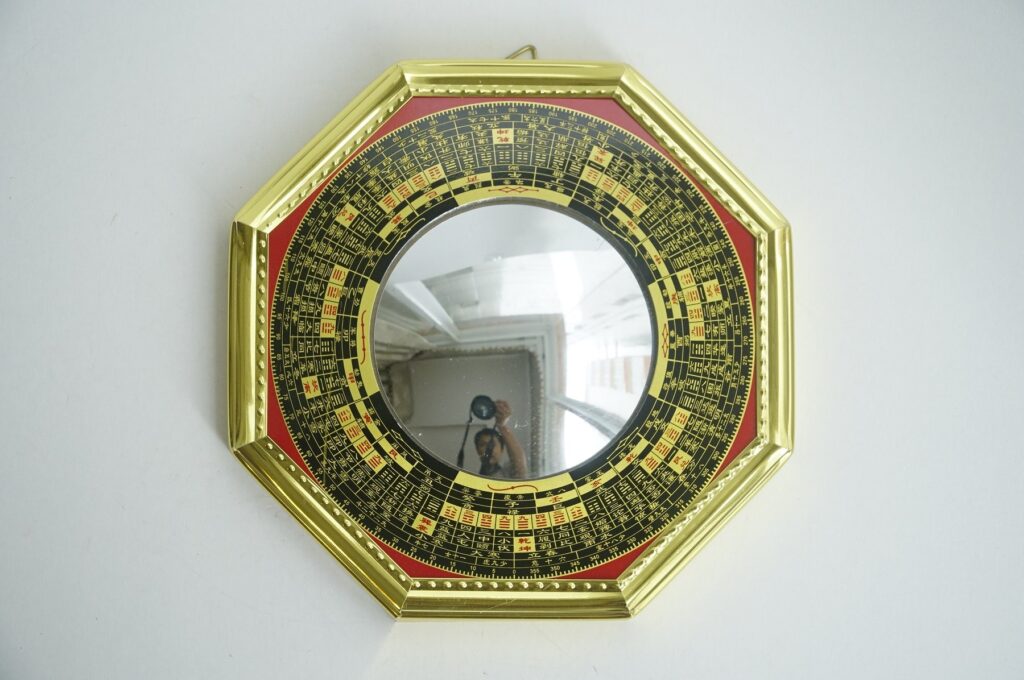 Gương bát quái phong thủy