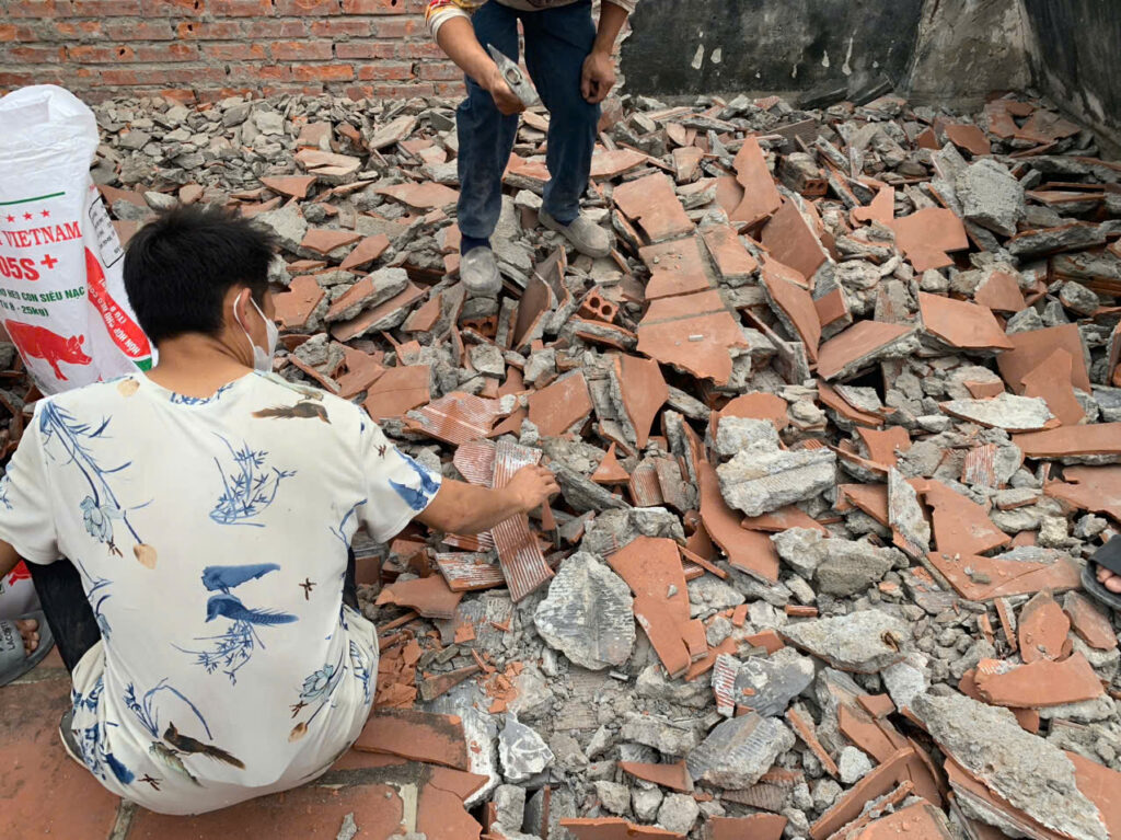 Sửa nhà trọn gói - Phá dỡ gạch lát sân thượng