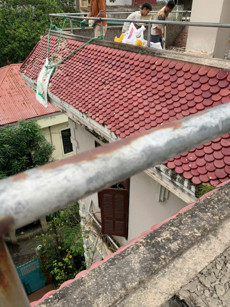 Sửa nhà trọn gói - hiện trạng mái ngói