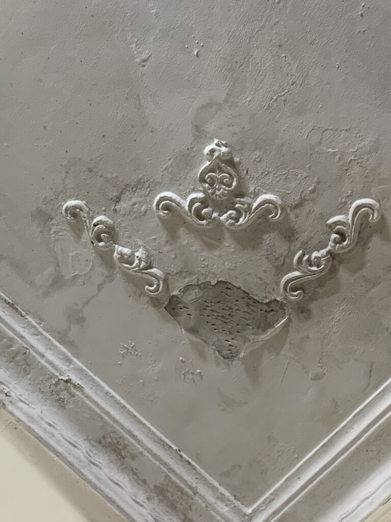 Sửa nhà trọn gói - hiện trạng trần nhà