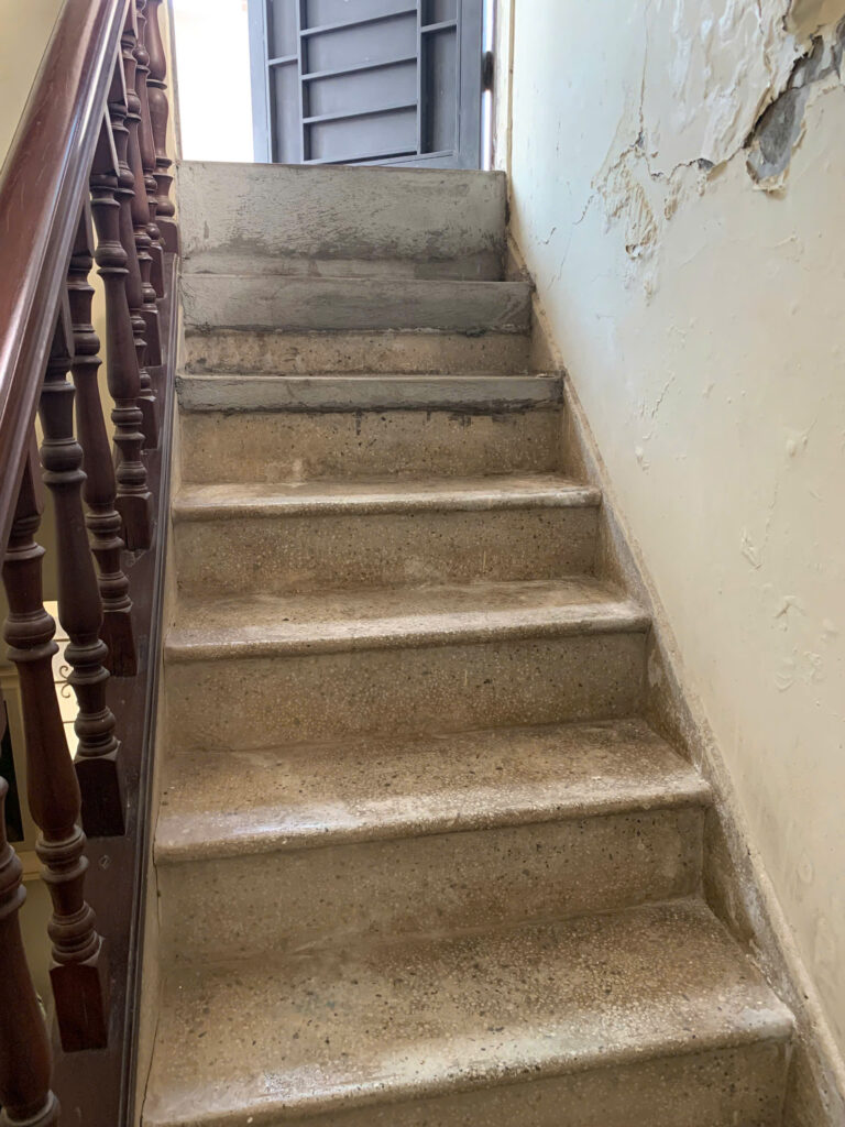 Sửa nhà trọn gói - hiện trạng tường, cầu thang