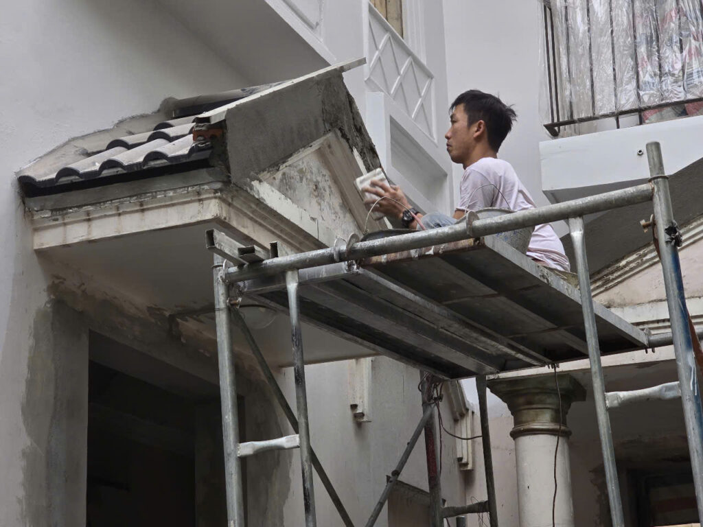 Sửa nhà trọn gói - Đắp phào chỉ quanh ô văng cửa tầng 1