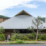 Ngôi nhà với mái dốc chữ A, vận hành bằng năng lượng mặt trời