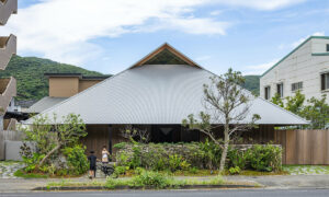 Read more about the article Ngôi nhà với mái dốc chữ A, vận hành bằng năng lượng mặt trời